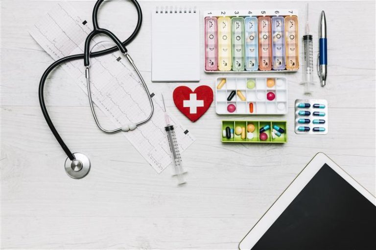 tablet-stethoscope-near-pills-organizers
